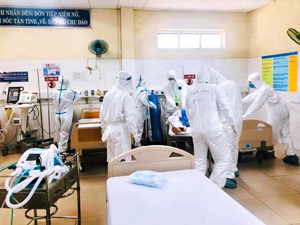 Đà Nẵng: Nhân viên y tế trong khu cách ly điều trị COVID-19 bị lây nhiễm