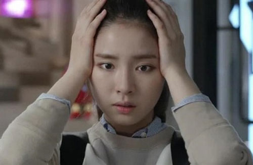 Vào phòng bố mẹ chồng ngủ nhờ, tôi bàng hoàng phát hiện 1 xấp ảnh dưới gối, song lời biện hộ của mẹ chồng mới thật "sốc óc"