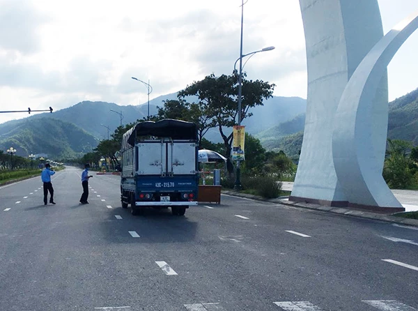 Tất cả các phương tiện vận chuyển hàng hóa vào Khu công nghệ cao Đà Nẵng đều phải qua chốt kiểm soát phòng dịch
