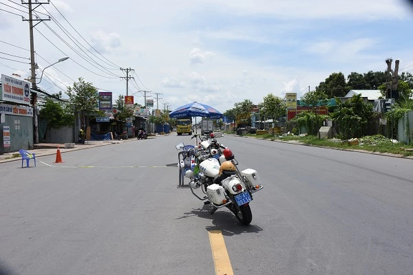 Chốt kiểm soát trên đường Nguyễn Văn Linh, bắt đầu kiểm tra, nhắc nhở và xử phạt đối với các trường hợp không tuân thủ các quy định về phòng, chống dịch COVID-19.