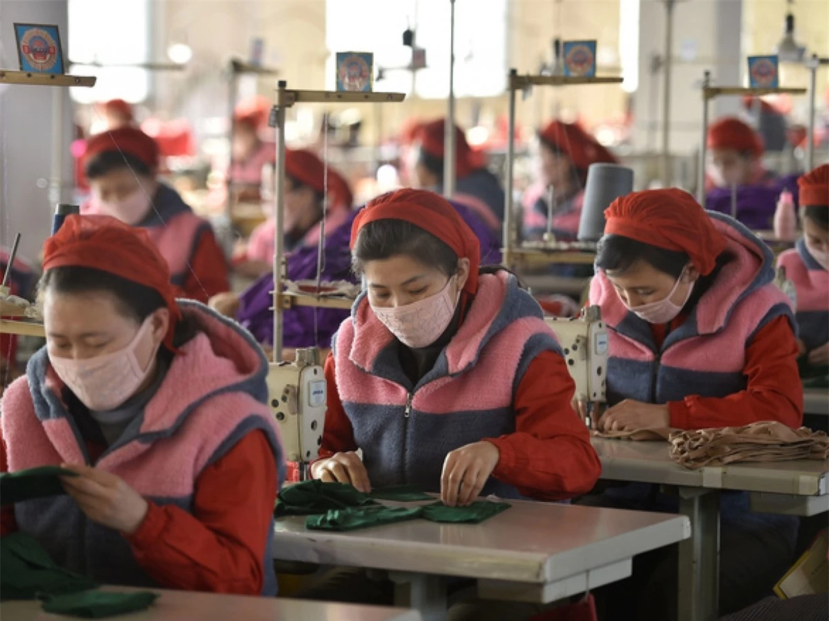 Công nhân ở Bình Nhưỡng sản xuất khẩu trang - Ảnh: AFP