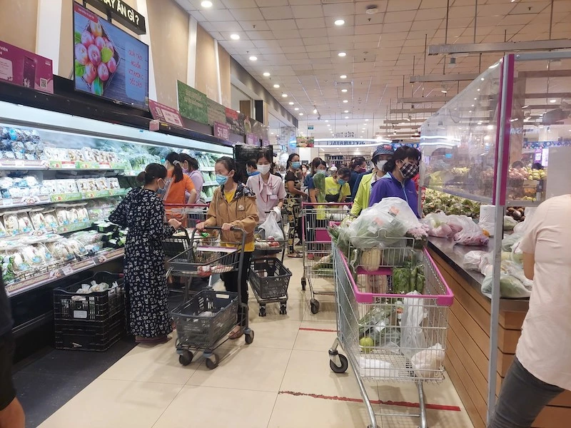 Bên trong các khu vực thực phẩm của siêu thị AEON Tân Phú người dân vẫn chưa đảm đảm khoảng cách an toàn theo quy định. 