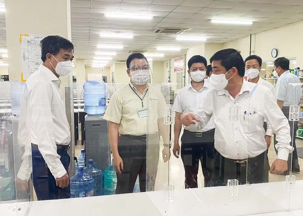 GS-TS Trần Văn Thuấn, Thứ trưởng Bộ Y tế (ngoài cùng bên trái) kiểm tra công tác phòng chống dịch COVID-19 tại doanh nghiệp Bình Dương.