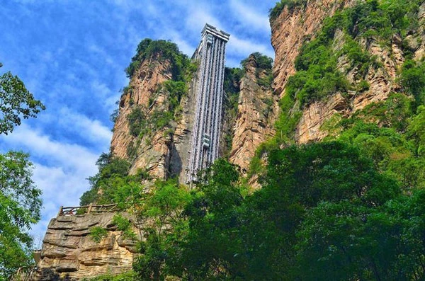 Cận cảnh thang máy ngoài trời cao nhất thế giới.