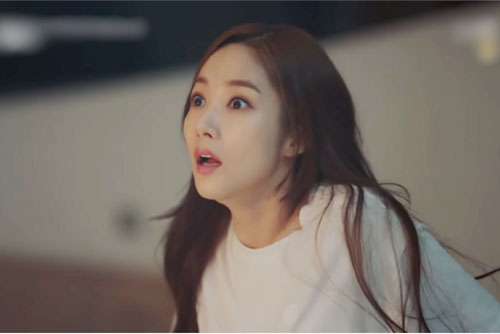 Sáng chủ nhật ngủ nướng thì bị tiếng chuông cửa inh ỏi phá đám, tôi hậm hực dậy để rồi suýt ngất khi biết có khách tới mua nhà