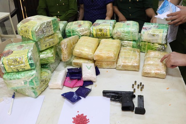 Nghệ An: Bắt "shipper" mang vũ khí nóng đi giao ma túy
