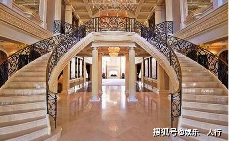 Cầu thang đôi được thiết kế tỉ mỉ và cầu kỳ hệt như cung điện hoàng gia.
