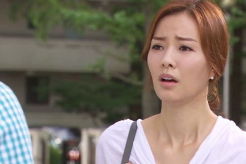 Đang đi công tác thì nghe tin mẹ đẻ bị ngã, tôi nóng ruột về sớm, để rồi không khỏi thẫn thờ nhìn cảnh tượng trong nhà