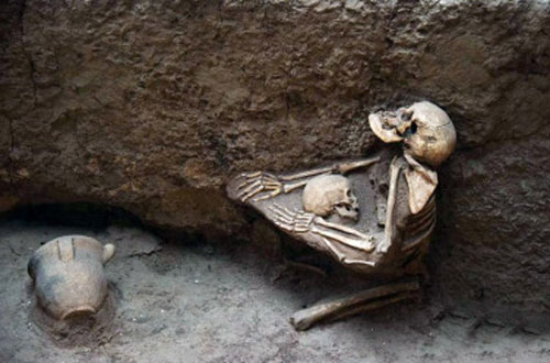 14 thi thể bị chôn vùi 4.000 năm dưới chân công trình, chuyên gia xót xa: Tình mẫu tử thiêng liêng quá!