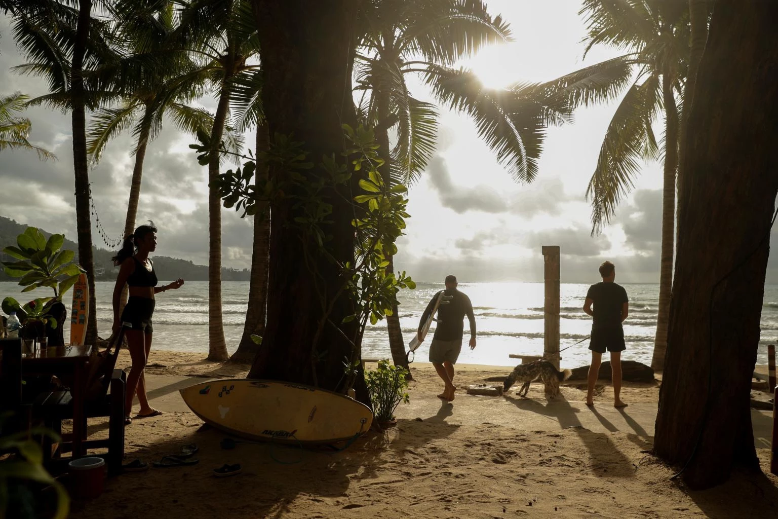 Phuket (Thái Lan) chào đón du khách đã tiêm vaccine Covid-19. Ảnh: Reuters.