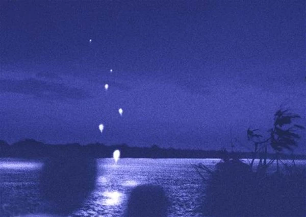Những quả cầu lửa từ dưới sông phóng lên trong đêm.
