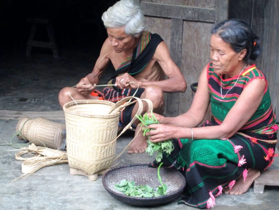 Theo trang thông tin Công viên địa chất Đắk Nông, Đắk Nông vốn là nơi sinh sống của 3 dân tộc bản địa là M'Nông, Mạ và Ê Đê, với những nét văn hóa độc đáo về trang phục, ẩm thực, làng nghề, lễ hội, sử thi... Từ cuối những năm 70 của thế kỷ trước, nhiều dân tộc phía Bắc đã di cư đến Đắk Nông lập nghiệp, nên nơi đây trở thành vùng đất đa sắc màu văn hóa của hơn 40 dân tộc anh em. Ảnh: Dak Nong GeoPark.