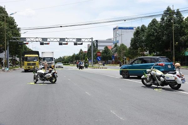 Chốt kiểm soát trên đường Võ Văn Kiệt, thực hiện kiểm tra, nhắc nhở xử phạt đối với các trường hợp không tuân thủ các quy định về phòng, chống dịch COVID-19.