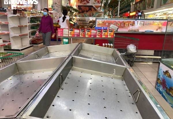 TP Hồ Chí Minh: Chấn chỉnh tình trạng "vét" hàng siêu thị đưa ra ngoài bán giá cao