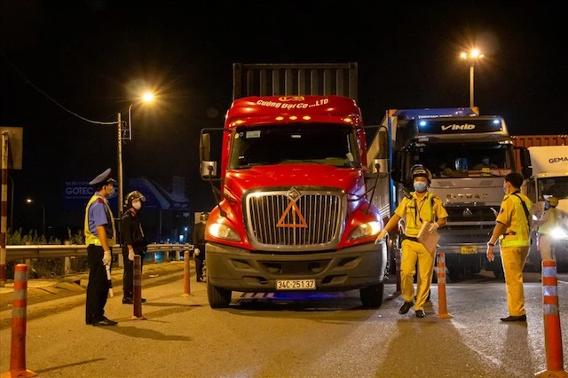 Thời gian tiết kiệm này chúng tôi sẽ giảm biết bao thiệt hại. Chưa kể chất lượng, tiến độ cung ứng hàng hóa tươi, sống vào vùng dịch đều bị ảnh hưởng