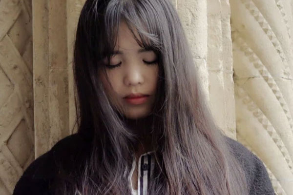 Vừa dọn cơm ra thì cô hàng xóm xuất hiện rồi buông lời mỉa mai, bố chồng tôi nhẹ nói một câu khiến cô ấy xấu hổ lủi mất