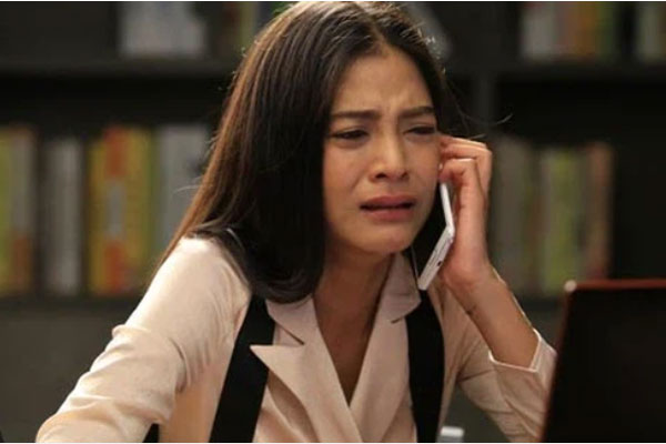 Vừa nghe xong điện thoại của mẹ vợ, chồng đã vứt cuốn sổ đen vào người tôi rồi tuyên bố câu sắc lạnh khiến tôi sợ run người