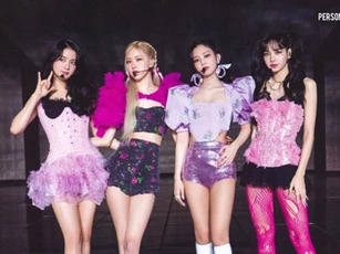 CLIP: Loạt idol Kpop bị ném đồ vật vào người ngay trên sân khấu