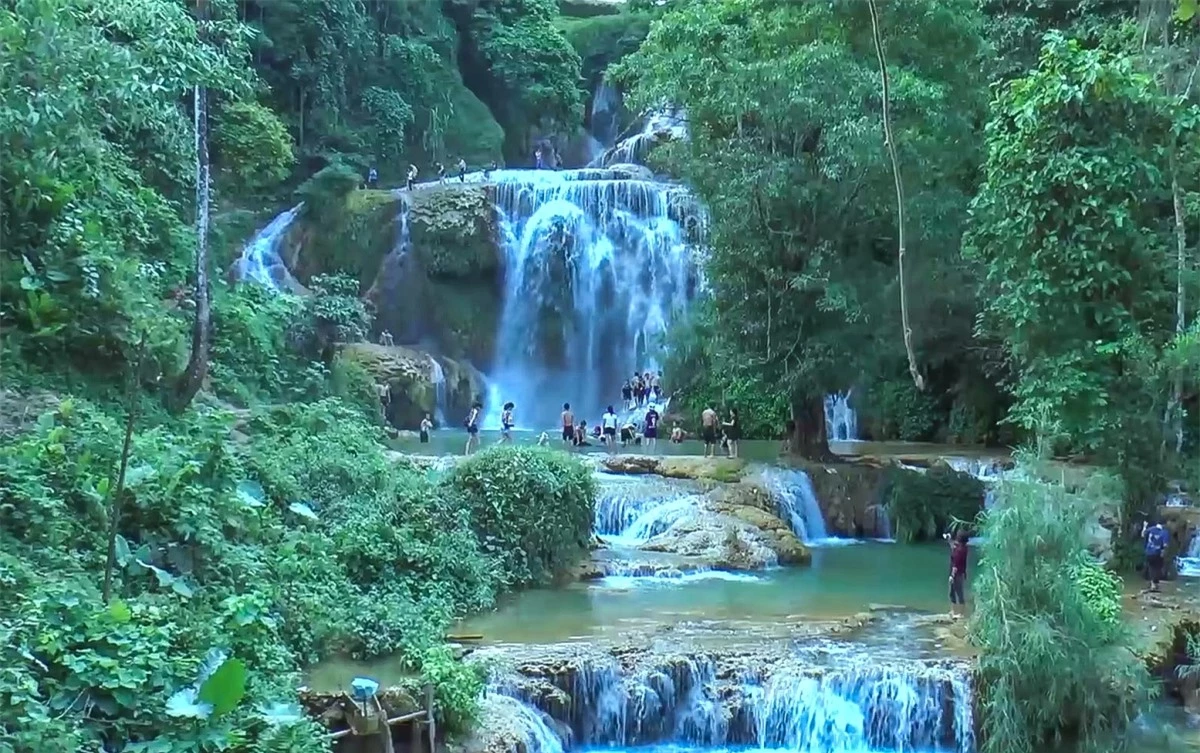 Đến Thác Mu, du khách được hòa mình vào không gian khoáng đạt của núi rừng.Ảnh: UBND huyện Lạc Sơn