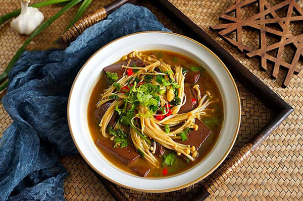Nguyên liệu rẻ nhất của con lợn nấu với nấm kim châm thành món đại ngon đại bổ