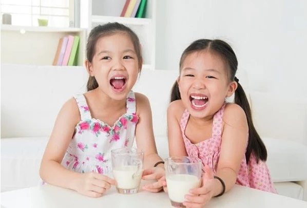 Bố mẹ nên cho con sử dụng sữa tươi Úc sau bữa chính từ 1 - 2 giờ
