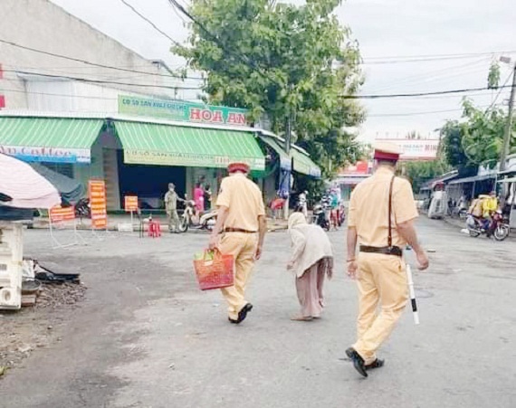 Hành động "đốn tim" cộng đồng mạng của 2 cán bộ CSGT Cần Thơ giữa đại dịch COVID-19