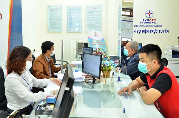 Nhân viên các Điện lực 13 tỉnh, thành miền Trung - Tây Nguyên trực thuộc EVNCPC hướng dẫn  