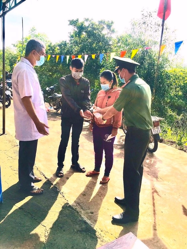 Đoàn viên thuộc Chi đoàn Công an huyện Đồng Phú đang thực hiện nhiệm vụ tại chốt kiểm soát, phòng chống dịch bệnh trên địa bàn huyện