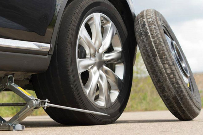 Vì sao lốp dự phòng ô tô chỉ nên sử dụng trong thời gian ngắn?