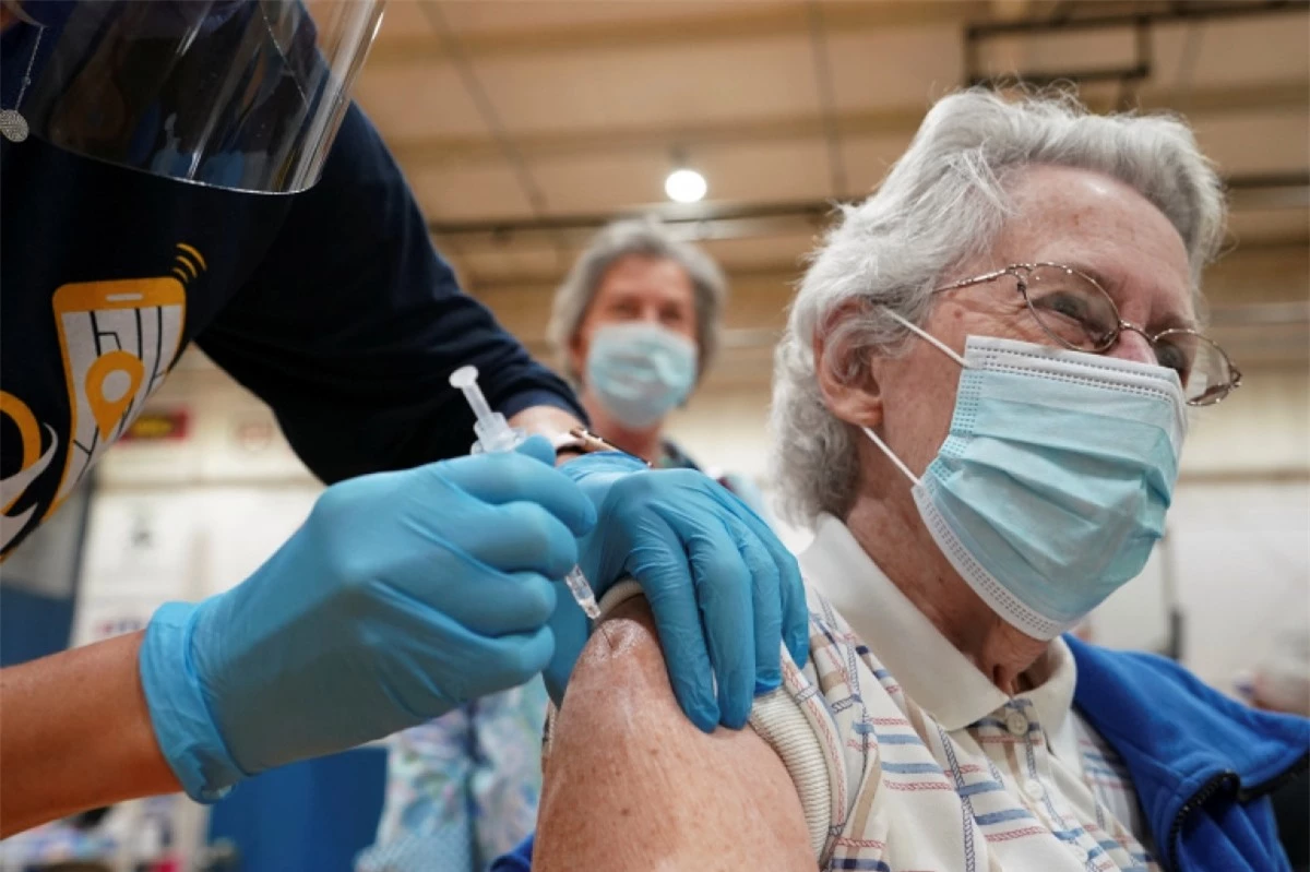 Theo CDC, khoảng 55% dân số Mỹ đã được tiêm chủng đầy đủ vaccine ngừa Covid-19. Ảnh: AP
