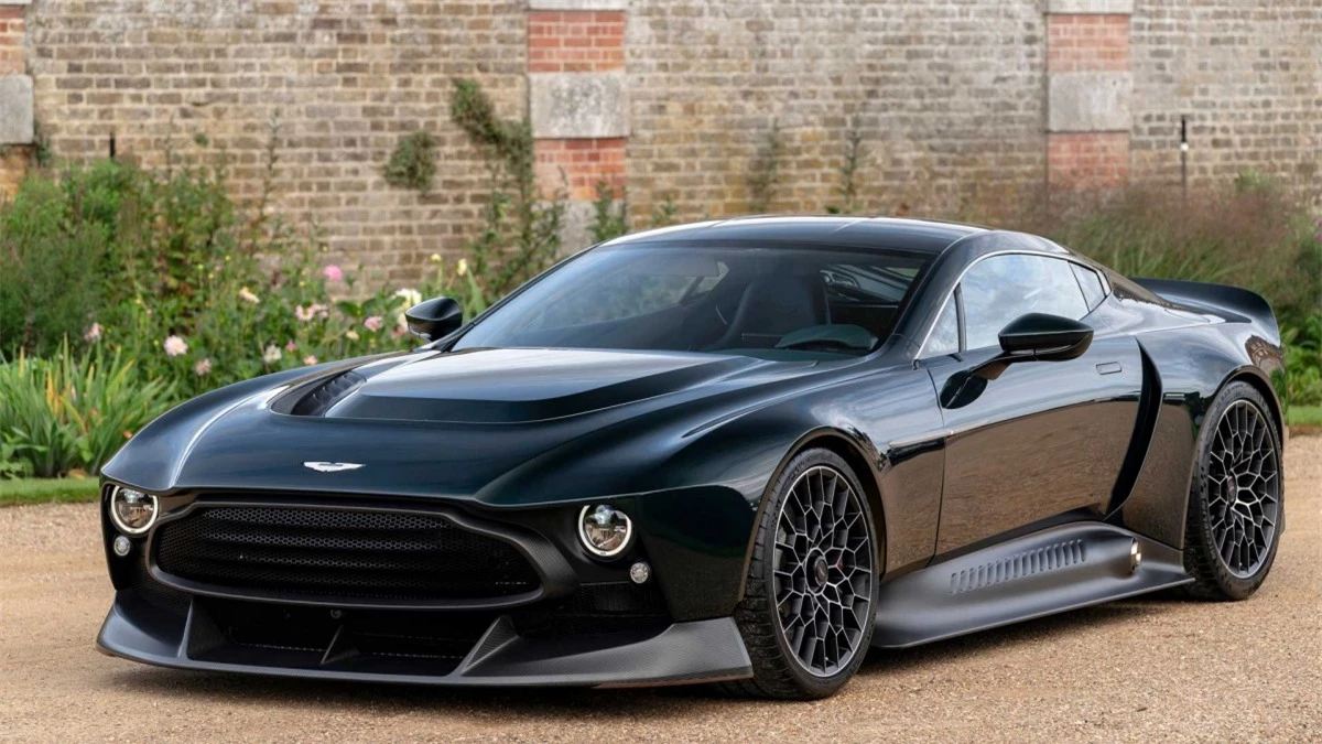 Aston Martin Victor: Chiếc Victor được cho là chiếc xe hiếm nhất trên thị trường siêu xe Anh. Được xây dựng trên nền tảng của chiếc One-77, chiếc Victor có những đặc điểm của những chiếc siêu xe khác cùng hãng như Vulcan, Valkyrie.
