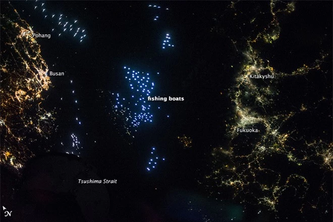 Phát hiện ra ánh sáng lạ trong livestream từ trạm ISS, cư dân mạng bảo là UFO nhưng NASA khẳng định không phải - Ảnh 2.