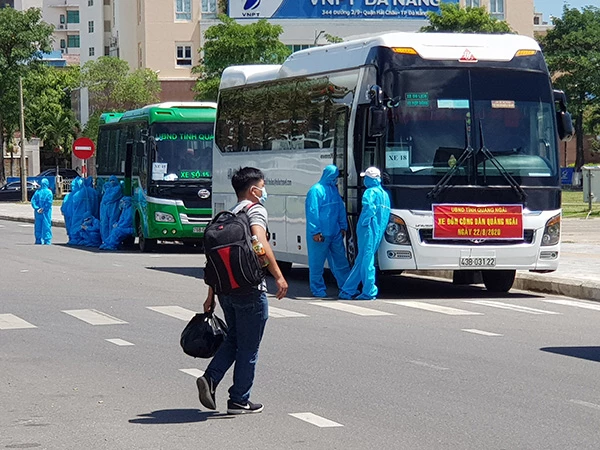 Khi TP Đà Nẵng trở thành tâm điểm của đợt dịch thứ 2 hồi tháng 7/2020, nhiều địa phương như tỉnh Quảng Ngãi đã đưa xe đến đón công dân của tỉnh mình trở về nhằm góp phần giảm tải cho TP Đà Nẵng