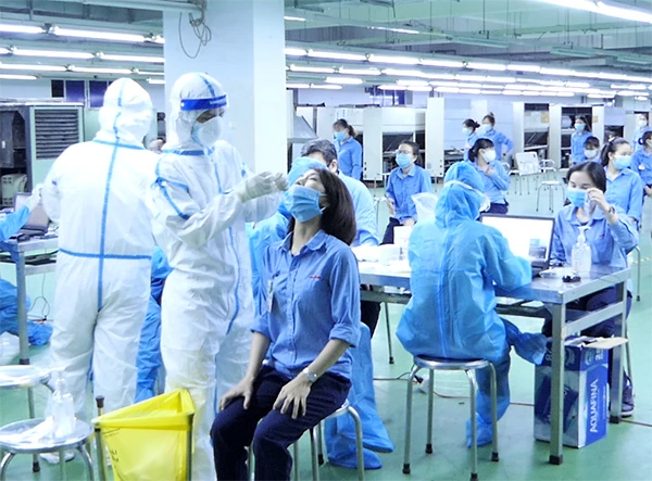 Lấy mẫu xét nghiệm cho người lao động tại Công ty TNHH điện tử Việt Hoa ngày 16/7