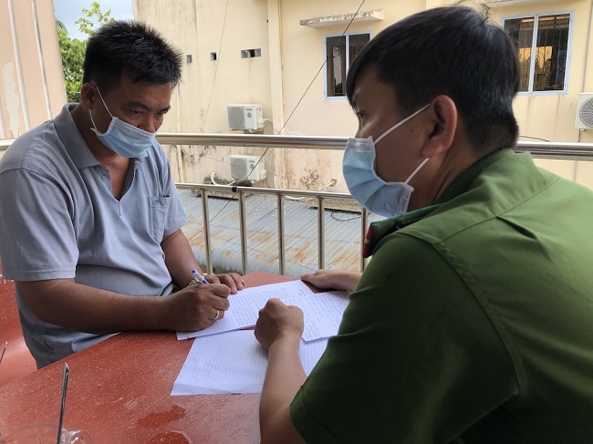 Vĩnh Long: Phát hiện thủ đoạn tinh vi - dùng xe "hạng nặng" nhận chất thải từ doanh nghiệp xả vung ra môi trường