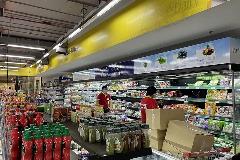 Hàng hóa được bổ sung liên tục trên các kệ hàng tại Co.op Mart Xa lộ Hà Nội. Ảnh: QLTT