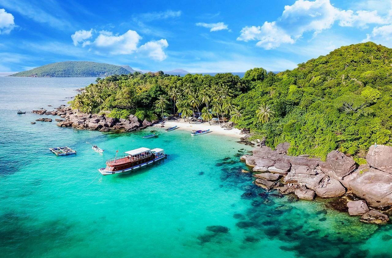 Nằm trên hòn đảo chính Côn Sơn là Vườn quốc gia Côn Đảo, bãi biển nơi đây được đánh giá hoang sơ nhất