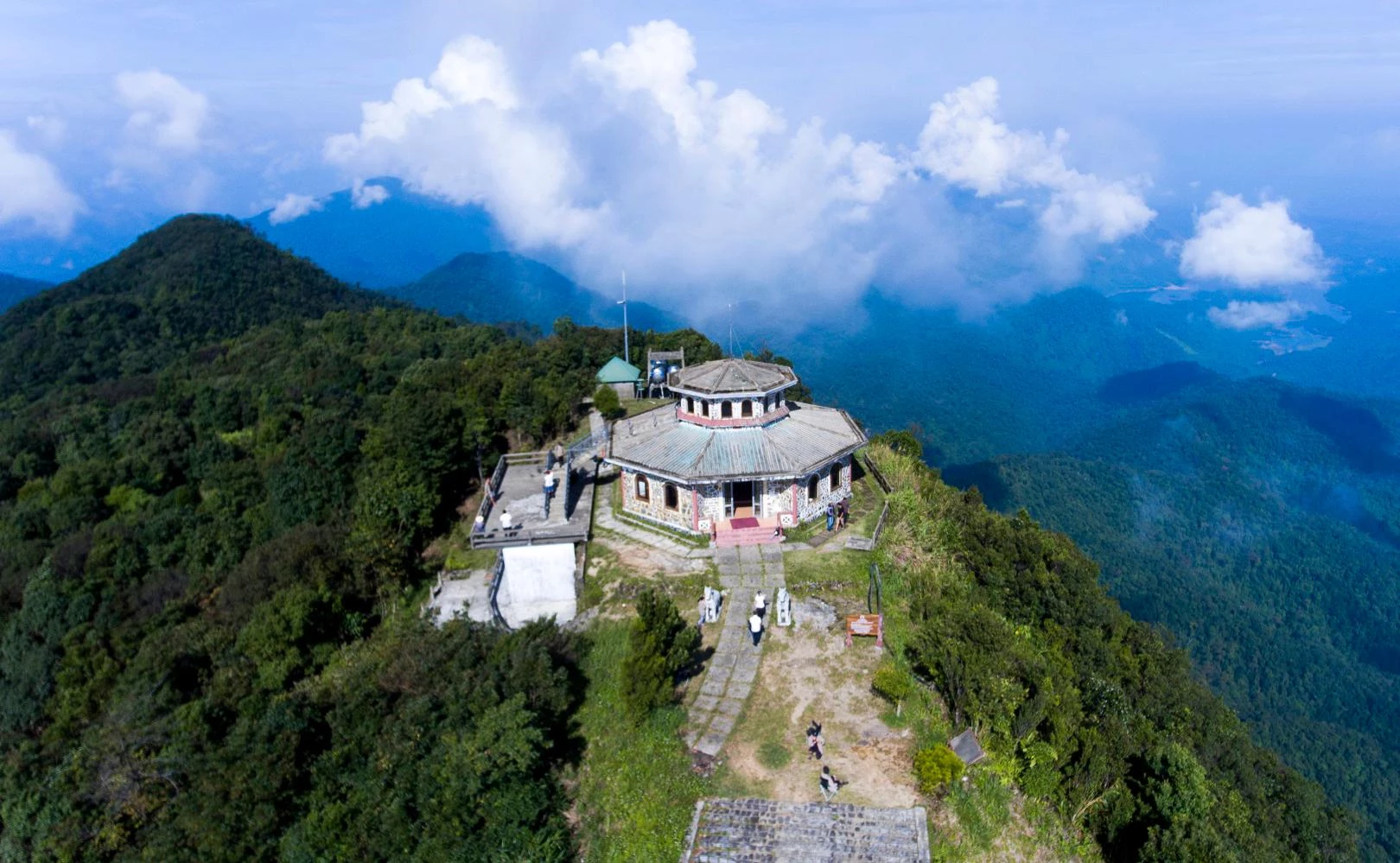 Cách thành phố Huế khoảng 40 km, Vườn quốc gia Bạch Mã là dải rừng nguyên sinh duy nhất của Việt Nam, khu vực này quy tụ nhiều loại động vật và thực vật quý hiếm của miền nhiệt đới