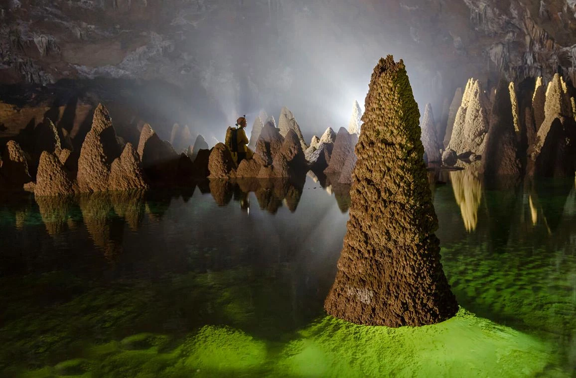 Hang Én là một trong những hang động lớn nhất thế giới, nằm trong khu vực trung tâm của Vườn quốc gia Phong Nha - Kẻ Bàng (Quảng Bình), đây là khu vực tự nhiên tuyệt đẹp và được bảo tồn tốt nhất ở Việt Nam