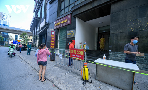 Hà Nội tạm thời phong tỏa hàng loạt điểm liên quan đến 2 ca dương tính với SARS-CoV-2 mới