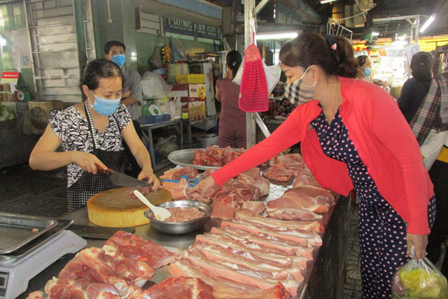 Giá lợn hơi giảm, người tiêu dùng vẫn phải mua thịt giá cao