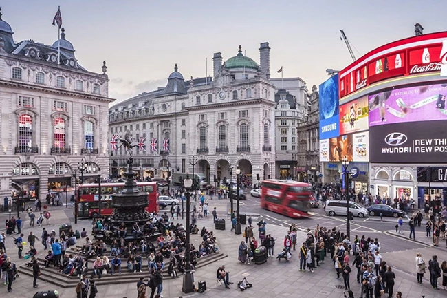 Phố mua sắm sầm uất West End, London nằm cạnh quảng trường Trafalgar và Leicester luôn nhộn nhịp du khách từ khắp nơi trên thế giới. Ảnh: Julian Elliott.