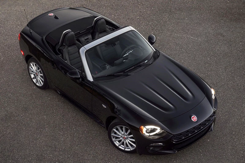 10. Fiat 124 Spider 2021 (giá khởi điểm: 26.885 USD).