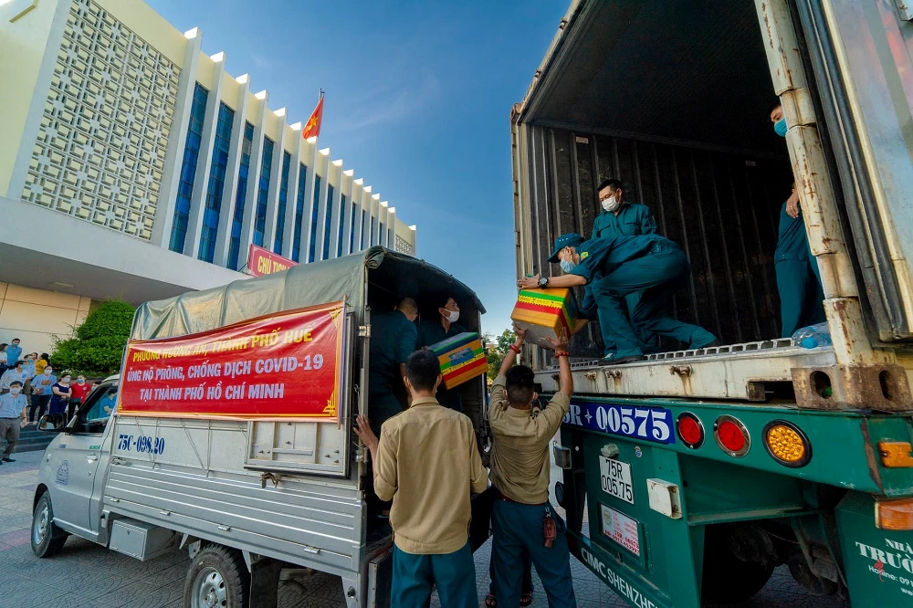 Chuyển hàng hoá lên xe để nhanh chóng chuyển vào hỗ trợ đồng bào TP Hồ Chí Minh.