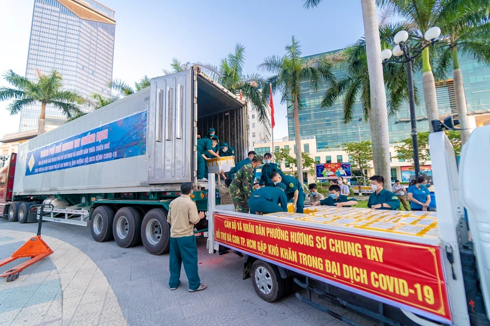 hơn 5.000 cán bộ, đoàn viên, hội viên, nhân dân ngày đêm trực tiếp tự tay làm ra gần 20 tấn thực phẩm khô và gần 12 tấn cá tôm để gửi vào ủng hộ đồng bào TP Hồ Chí Minh.
