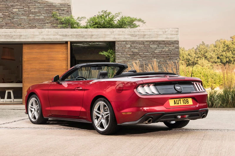 5. Ford Mustang Convertible 2021 (giá khởi điểm: 28.400 USD).