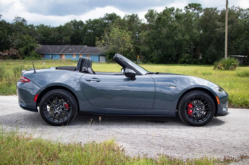 6. Mazda MX-5 Miata 2021 (giá khởi điểm: 27.825 USD).