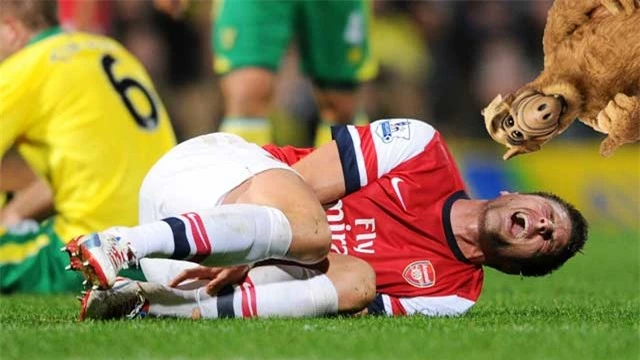 Giroud lớn rồi vẫn sợ nhân vật giả tưởng Alf