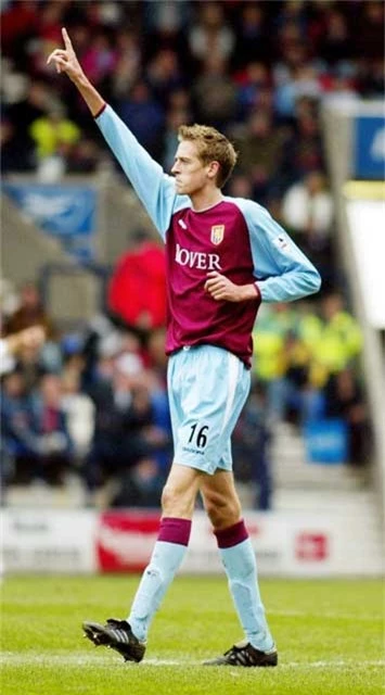 Crouch từng chơi rất tệ trong màu áo Aston Villa vì bị ám ảnh bởi chiều cao của chính mình