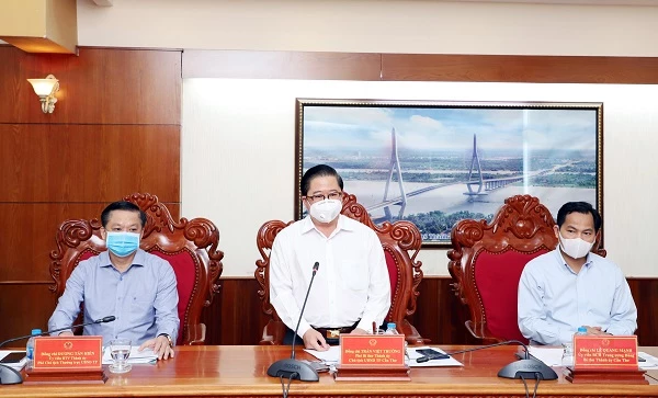 Ông Trần Việt Trường, Chủ tịch UBND TP Cần Thơ báo cáo về tình hình phòng, chống dịch COVID-19 (Ảnh: Trần Lĩnh).